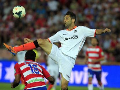 Jonas trata de controlar el bal&oacute;n