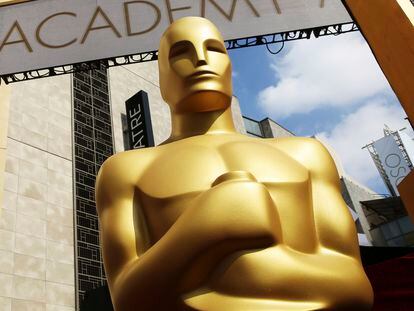 Una estatuilla del Oscar a las afueras del teatro Dolby, en 2015.
