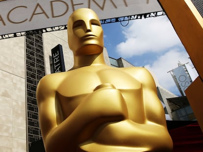 Una estatuilla del Oscar a las afueras del teatro Dolby, en 2015.