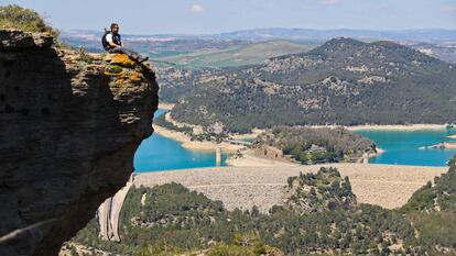 Senderismo alrededor del embalse de El Chorro, en el paraje natural del desfiladero de los Gaitanes (Málaga).