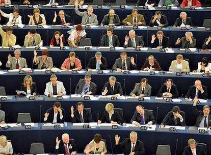 Los diputados de la Eurocámara votan durante una sesión plenaria, ayer en Estrasburgo.