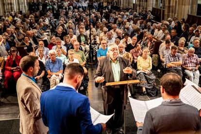 Paul van Nevel dirige al Huelgas Ensemble en la catedral de Utrecht el pasado viernes por la tarde.