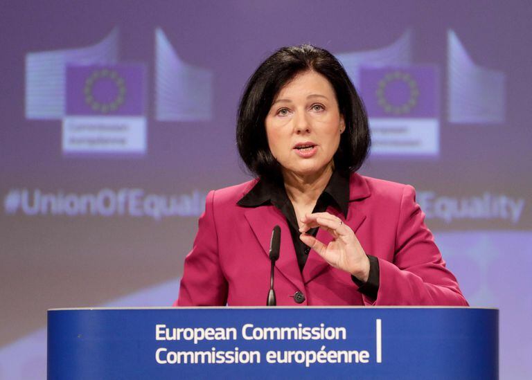 Vera Jourova, vicepresidenta de la Comisión Europea encargada de Valores y Transparencia, durante un discurso en Bruselas, el 5 de marzo.