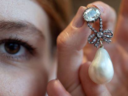 El colgante de perlas y diamantes de la reina Maria Antonieta, datado del siglo XVIII, en Ginebra, Suiza, el 7 de noviembre de 2018.