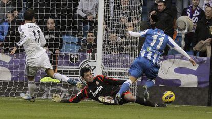 Adán comete penalti sobre Vela.
