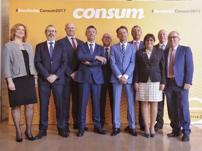 El equipo directivo de Consum, con Juan Luis Durich, su director general, en el centro con corbata azul, este jueves.