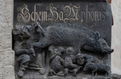 Relieve conocido como Judensau (cerdo judío) en la fachada de la iglesia de Witteberg, en Alemania. El cerdo es considerado un animal impuro en el judaísmo, y encarnaba al diablo en el arte cristiano de la Edad Media.