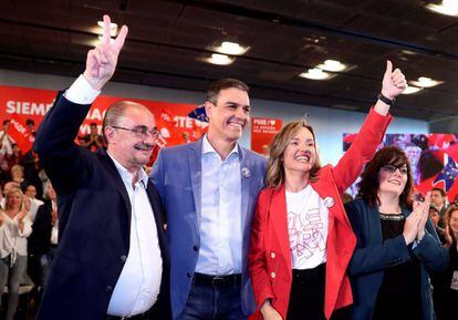Pedro Sánchez, este lunes en Zaragoza con los candidatos a la presidencia de Aragón y del Ayuntamiento de la capital, Javier Lambán (i) y Pilar Alegría.