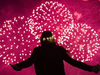 Celebraciones de año nuevo con fuegos artificiales en Sídney (Australia)