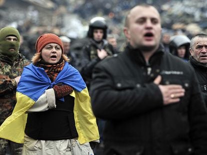 Manifestantes del Maidán cantan el himno nacional de Ucrania el 22 de febrero de 2014.