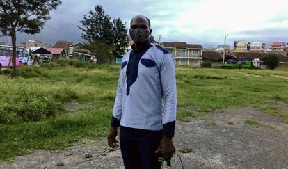 Silvanus Kyalo, vendedor de seguros, en los alrededores de su barrio, en Nairobi.
