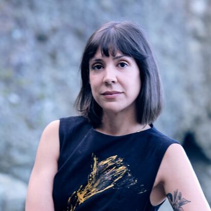 Fecha 06/09/2022: La escritora Aixa de la Cruz en la Cala de Aila, en Laredo. Fotografía: Markel Redondo