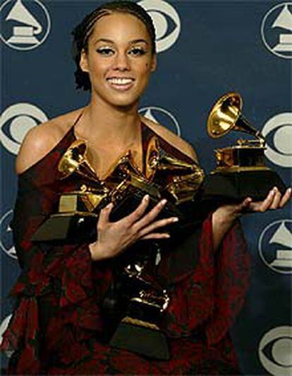 Alicia Keys posa con los cinco <b></b><i>grammys</i> que logró el jueves.