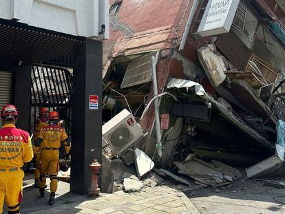 Varios bomberos trabajan junto a un edificio colapsado en Hualien (Taiwán).