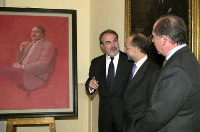 Pedro Solbes con Cristóbal Montoro y Rodrigo Rato durante la presentación de su retrato en Hacienda en 2001.