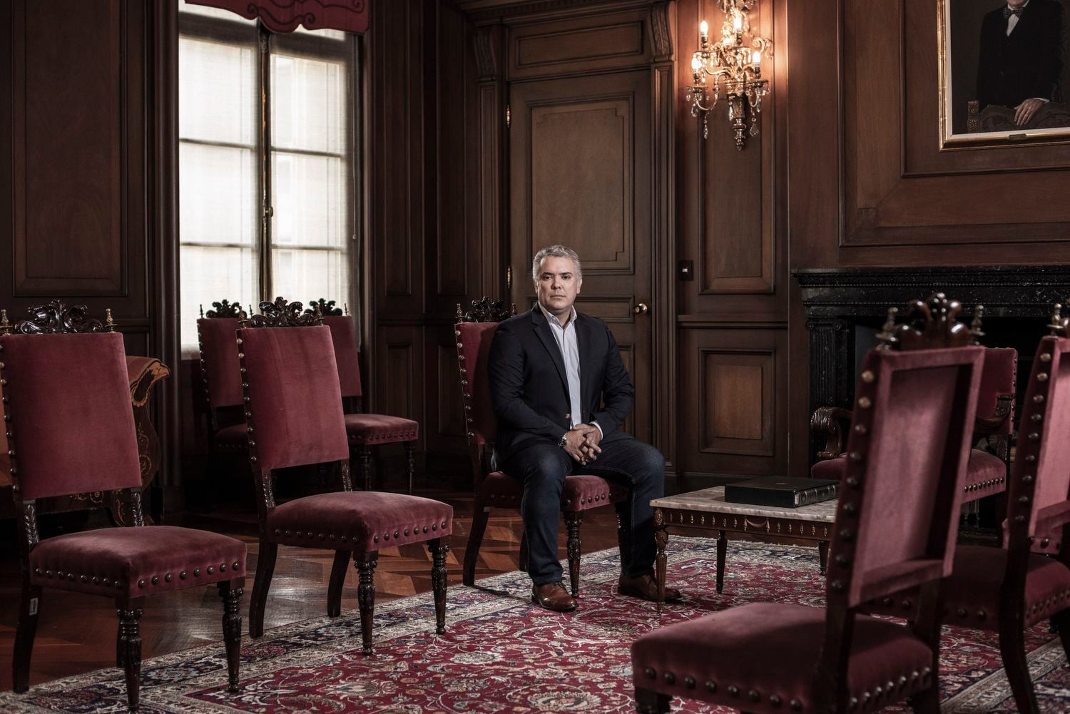 El presidente Iván Duque posa en su oficina de la Casa de Nariño tras la entrevista con EL PAÍS. 