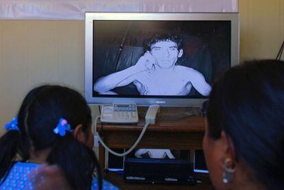 Claudio Yánez, uno de los mineros atrapados, charla en videoconferencia con sus familiares.