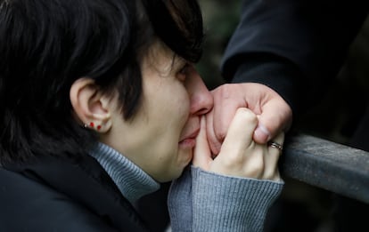 Una mujer se despide de su marido, en una oficina de reclutamiento de Moscú, este jueves.