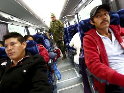 Un soldado inspecciona un bus tras la fuga de El Chapo.