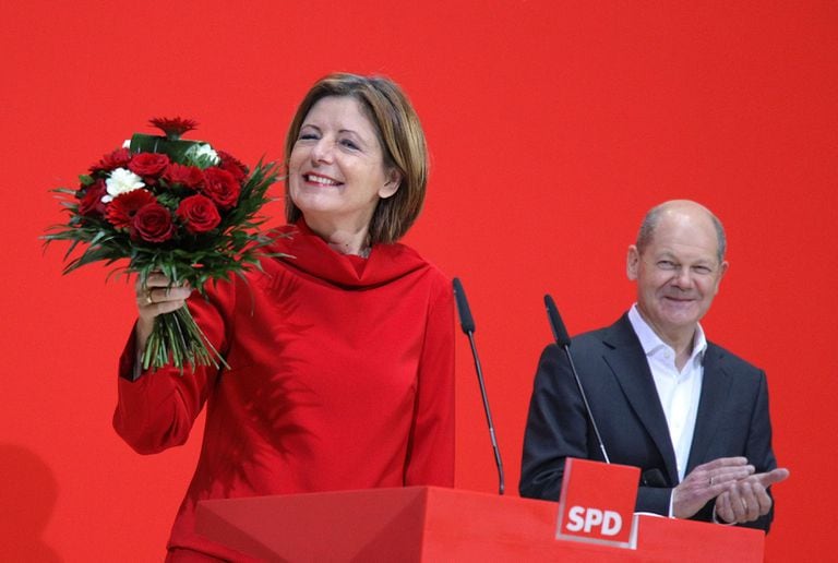 La gobernadora de Renania-Palatinado, Malu Dreyer, celebra su victoria electoral con el vicecanciller y candidato del SPD, Olaf Scholz, este lunes en Berlín.