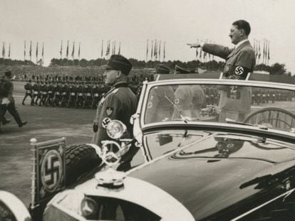 Hitler saluda a las masas en el congreso del Partido Nazi en Nuremberg en 1936.