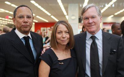 Jill Abramson, en el centro, acompa&ntilde;ada de su predecesor, el entonces director ejecutivo Bill Keller (dcha) y Dean Buquet (izda.) quien le sustituir&aacute; en el cargo. 