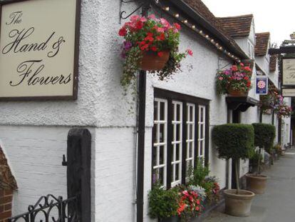 Exterior del &#039;pub&#039; y posada The Hand &amp; Flowers, en Marlow (Inglaterra).