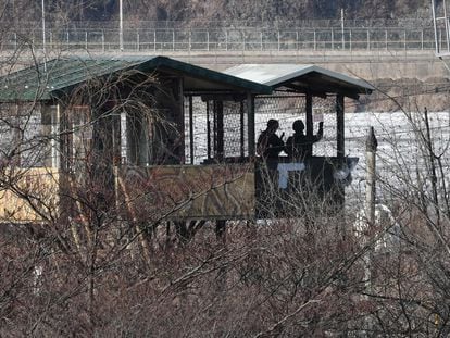 Soldados de Corea del Sur vigilan, el 1 de enero de 2022, la frontera que divide el Sur del Norte desde un puesto en el parque de Imjingak, cerca de la Zona Desmilitarizada.