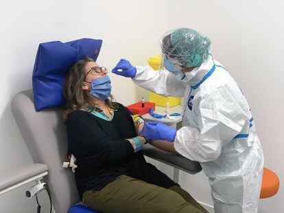 Personal sanitario toma una muestra a una compañera para hacerle la prueba de la covid-19 en Menorca.