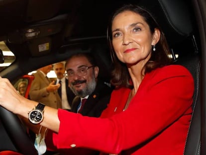 La ministra de Industria, Comercio y Turismo, Reyes Maroto, durante una visita a la planta de Stellantis Figueruelas (Zaragoza).