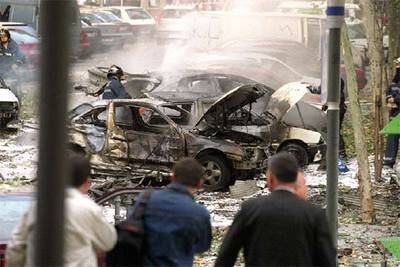 Vehículos afectados por el coche bomba que ETA hizo estallar el 6 de noviembre de 2001 en Madrid.
