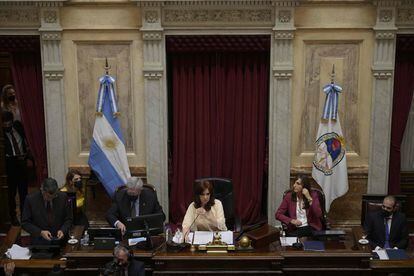 La vicepresidenta de Argentina, Cristina Fernández de Kirchner, lidera la sesión del Senado durante la votación del acuerdo con el FMI, el 17 de marzo de 2022.
