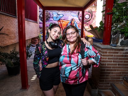 Alejandra Valencia y su madre, María Rosa López, este miércoles en el patio del instituto el IES Tomás y Valiente, en Madrid.