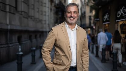 04/08/22 Jaume Collboni, primer teniente de alcalde del Ayuntamiento de Barcelona, posa en la calle Avinyó​. ALBERT GARCIA