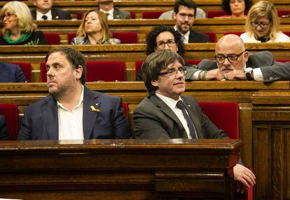  Carles Puigdemont y Oriol Junqueras en el Parlament de Catalu&ntilde;a.