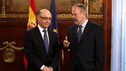 El consejero vasco de Hacienda y Econom&iacute;a, Pedro Azpiazu, con el ministro de Hacienda, Crist&oacute;bal Montoro.