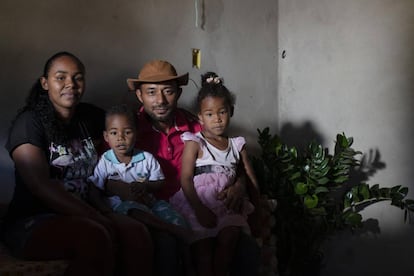 Jossone Lopes Leite y su esposa, Diuvanice, con sus hijos frente a su casa. Su comunidad litiga hace años con una empresa agrícola por la posesión de las tierras que habitan hace generaciones.