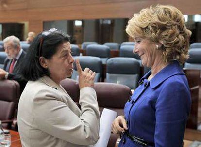 Inés Sabanés, portavoz de IU, y la presidenta regional, Esperanza Aguirre, antes del inicio del debate.