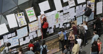 Pancartas colocadas por los concentrados en la Puerta del Sol.