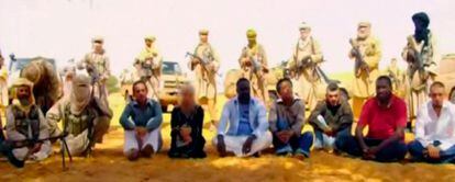 Imagen difundida por Al Yazira en la que aparecen los cinco rehenes franceses y dos africanos que fueron secuestrados el pasado 15 de septiembre en Niger por la red terrorista Al Qaeda en el Magreb (AQMI).