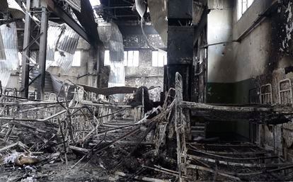 Barracones calcinados del centro de prisioneros de guerra de Olenivka, destruido por una explosión el pasado julio.