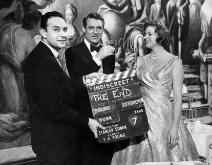 Stanley Donen da la claqueta final el 12 de febrero de 1958 de 'Indiscreta', con Cary Grant e Ingrid Bergman.