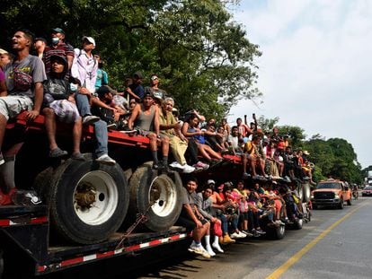 Caravana de migrantes viaja rumbo a Estados Unidos por Veracruz (México), el 17 de noviembre.