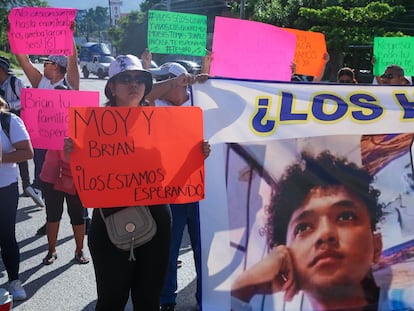 Familiares y amigos de los jóvenes desaparecidos durante una manifiestación en la carretera México-Acapulco, el pasado 5 de septiembre.