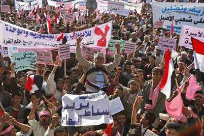 Miles de opositores al régimen yemení se manifiestan en el 'día de la ira' en el campus de la Universidad de Saná.