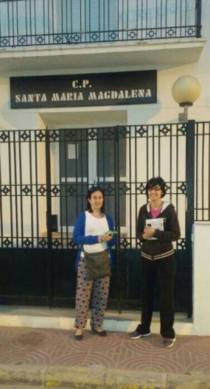 Madres de niños que exigen escolarización en valenciano en Poble Nou de Benitatxell.