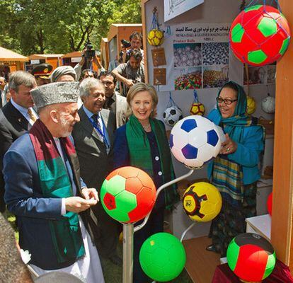 El presidente afgano, Hamid Karzai, y la secretaria de Estado de EE UU, Hillary Clinton, en un bazar en Kabul.