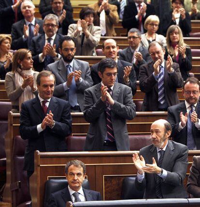 Zapatero escucha desde su escaño los aplausos de los diputados socialistas ayer en el Congreso.