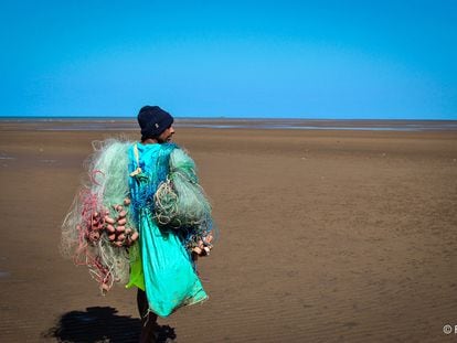 Wafi, un pescador de la región de Arta, se prepara para pescar en las costas de la playa de Douda, Djibouti.