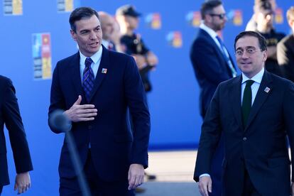 El presidente del Gobierno, Pedro Sánchez, acompañado del ministro de Exteriores, José Manuel Albares, a su llegada a la cumbre. Sánchez ha aprovechado un foro organizado con motivo de la cumbre de la OTAN para lanzar un mensaje directo al presidente de Rusia: “Putin, no vas a ganar; el orden y las normas internacionales van a prevalecer”.  En la  
inauguración oficial de la cumbre, Sánchez ha pronunciado un discurso de bienvenida ante los treinta países que forman ahora la organización creada tras el fin de la II Guerra Mundial. "El mundo nos está mirando, mostrémosle nuestra unidad y nuestra cohesión", ha dicho Sánchez. 